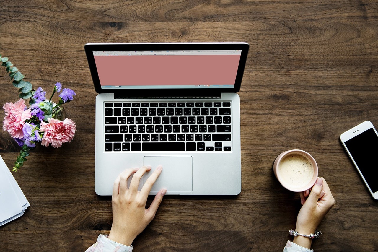 Imagen de una computadora sobre un escritorio