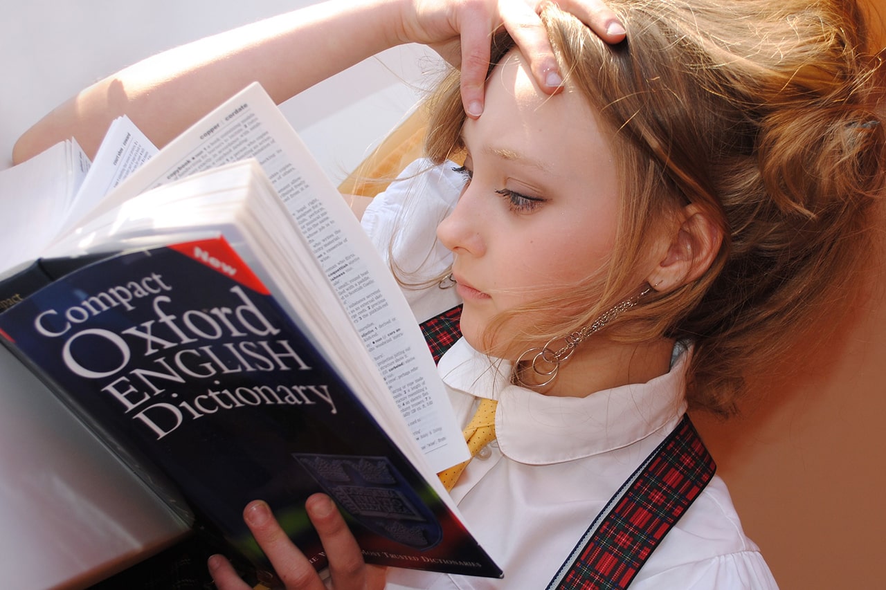 Imagen de una chica leyendo un libro
